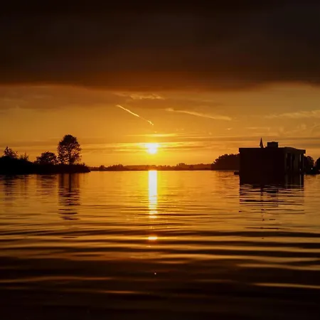 Botel Houseboat In 6-pax *