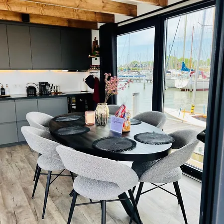 Houseboat In 6-pax
