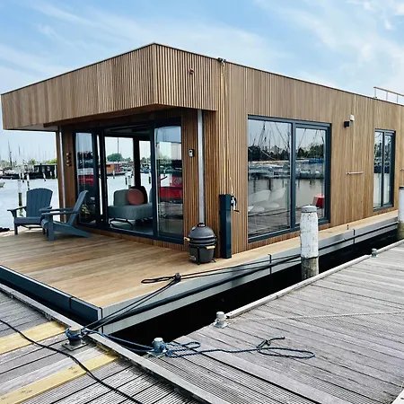 Houseboat In 6-pax Botel