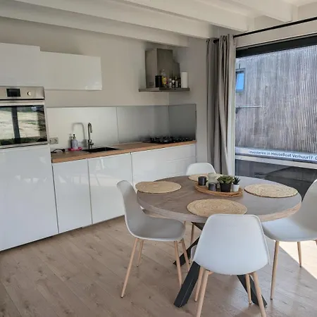 Houseboat In 6-pax Botel *