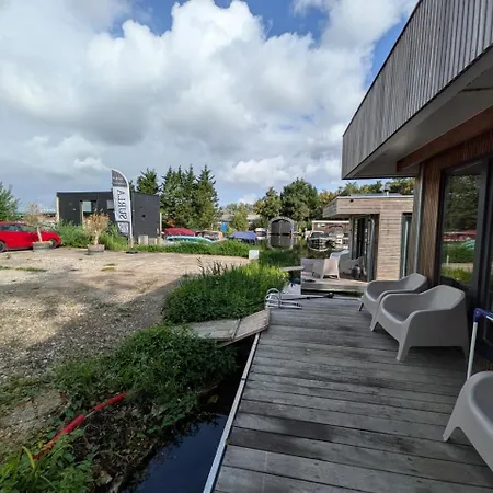 Houseboat In 6-pax Botel