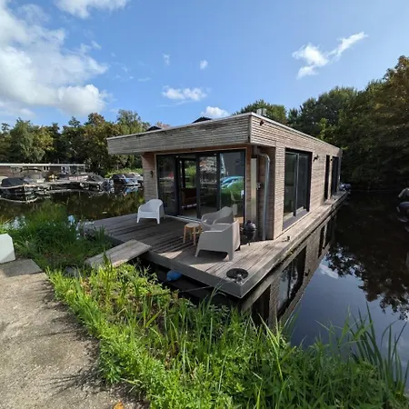 Botel Houseboat In 6-pax *