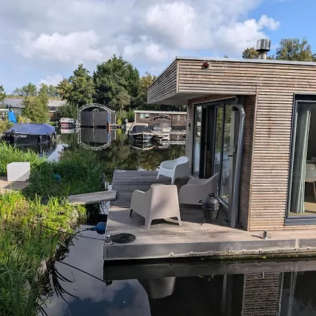 Botel Houseboat In 6-pax *