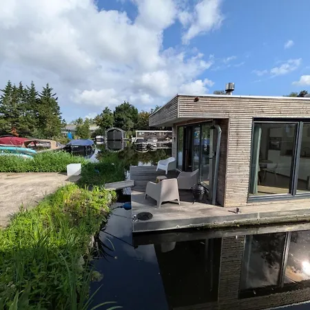 Botel Houseboat In 6-pax *