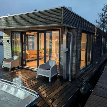 Houseboat In 6-pax Botel