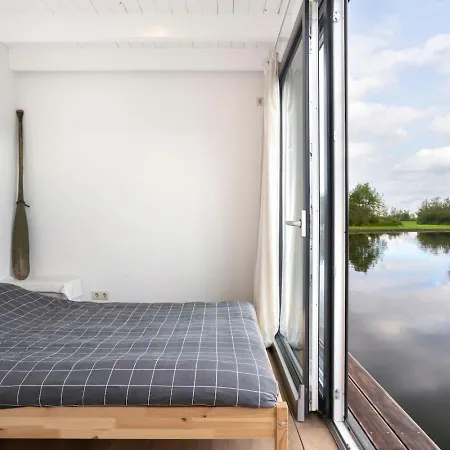 Botel Houseboat In 6-pax *