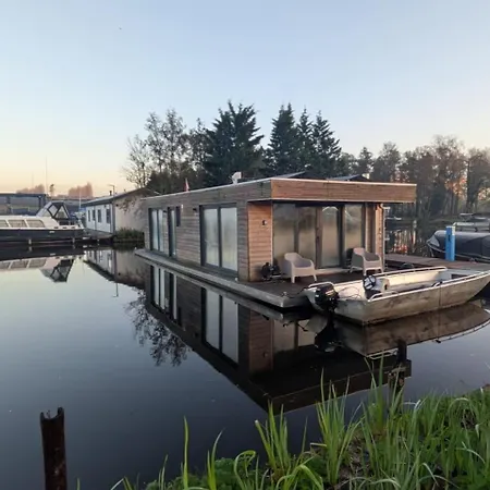 Botel Houseboat In 6-pax *