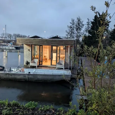 Houseboat In 6-pax