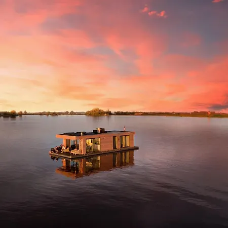 Botel Houseboat In 6-pax *